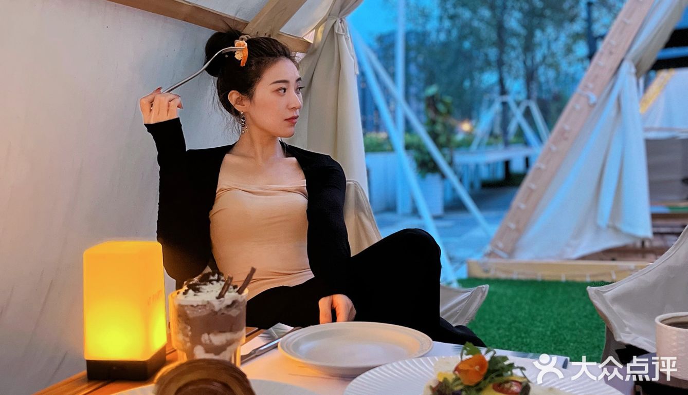 成都绝美露营西餐厅。眺望双子塔，拍照满分💯