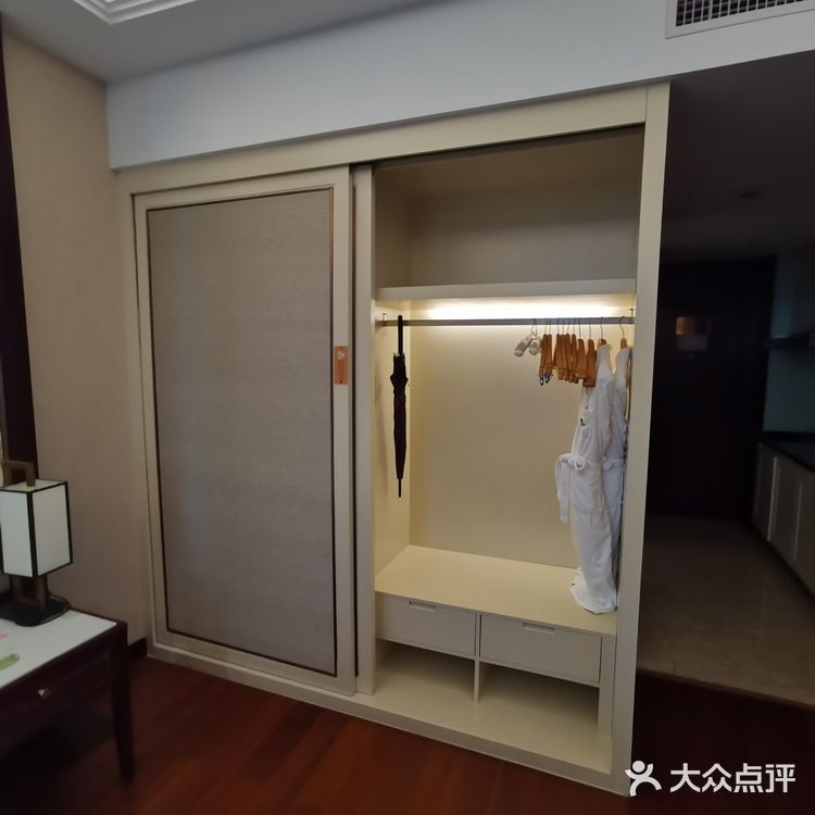 地下室有车位（住宿完领停车券）