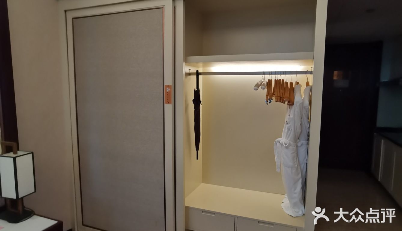 地下室有车位（住宿完领停车券）