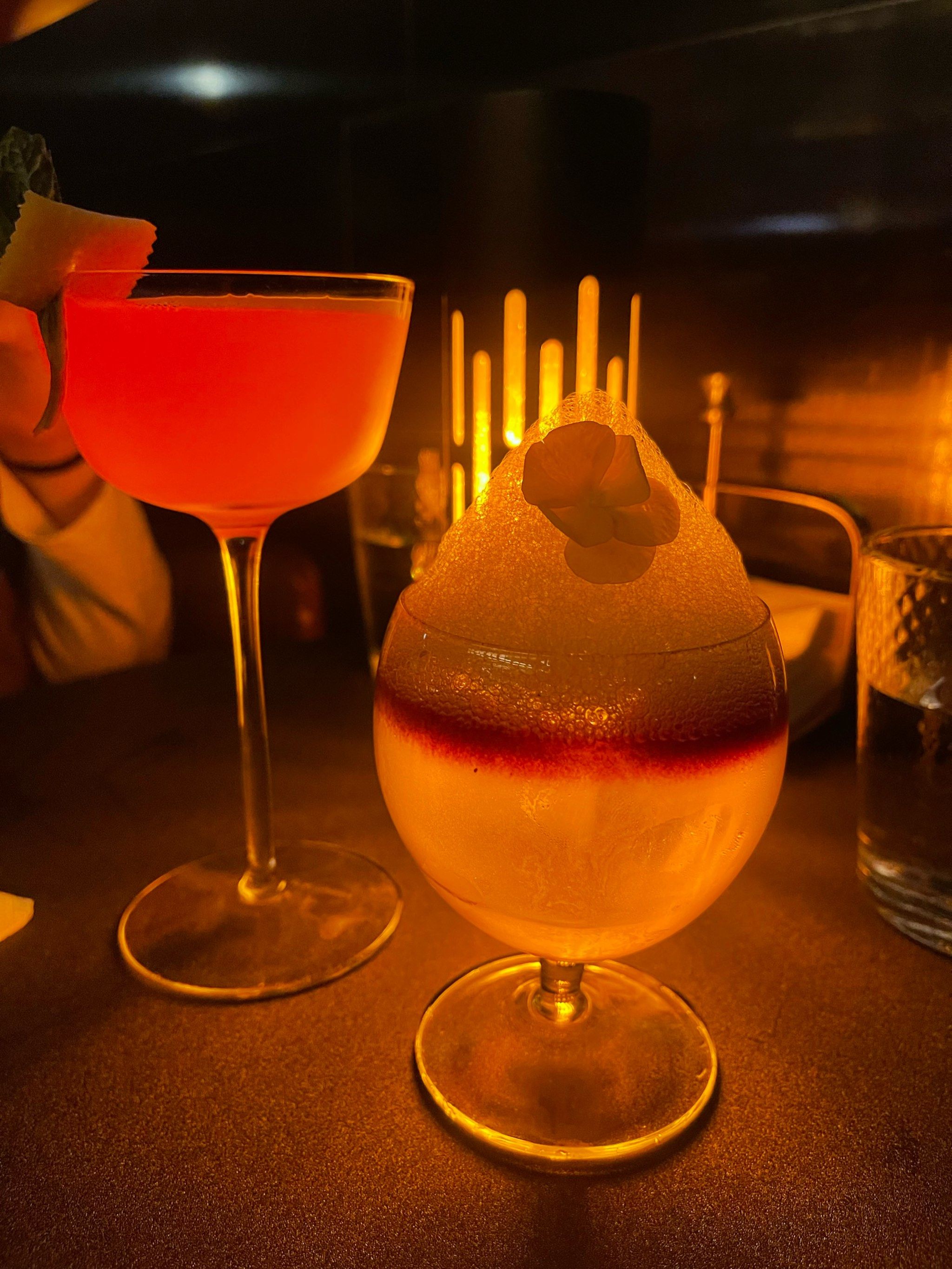 夜晚和姐妹约上小酌一杯!