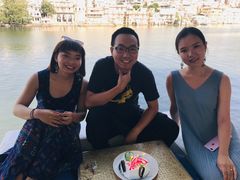 -Lake Shore Hotel & Restaurant