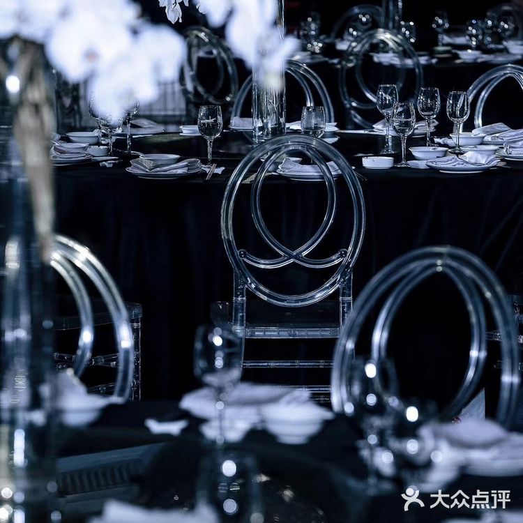 暗色系宇宙星辰主题年会布置 重在营造氛围感