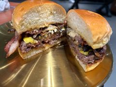 鲜香蘑菇牛肉汉堡-魏斯理汉堡(西安沣东吾悦店)