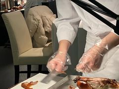 师傅正在片烤鸭-大董(环贸iapm店)