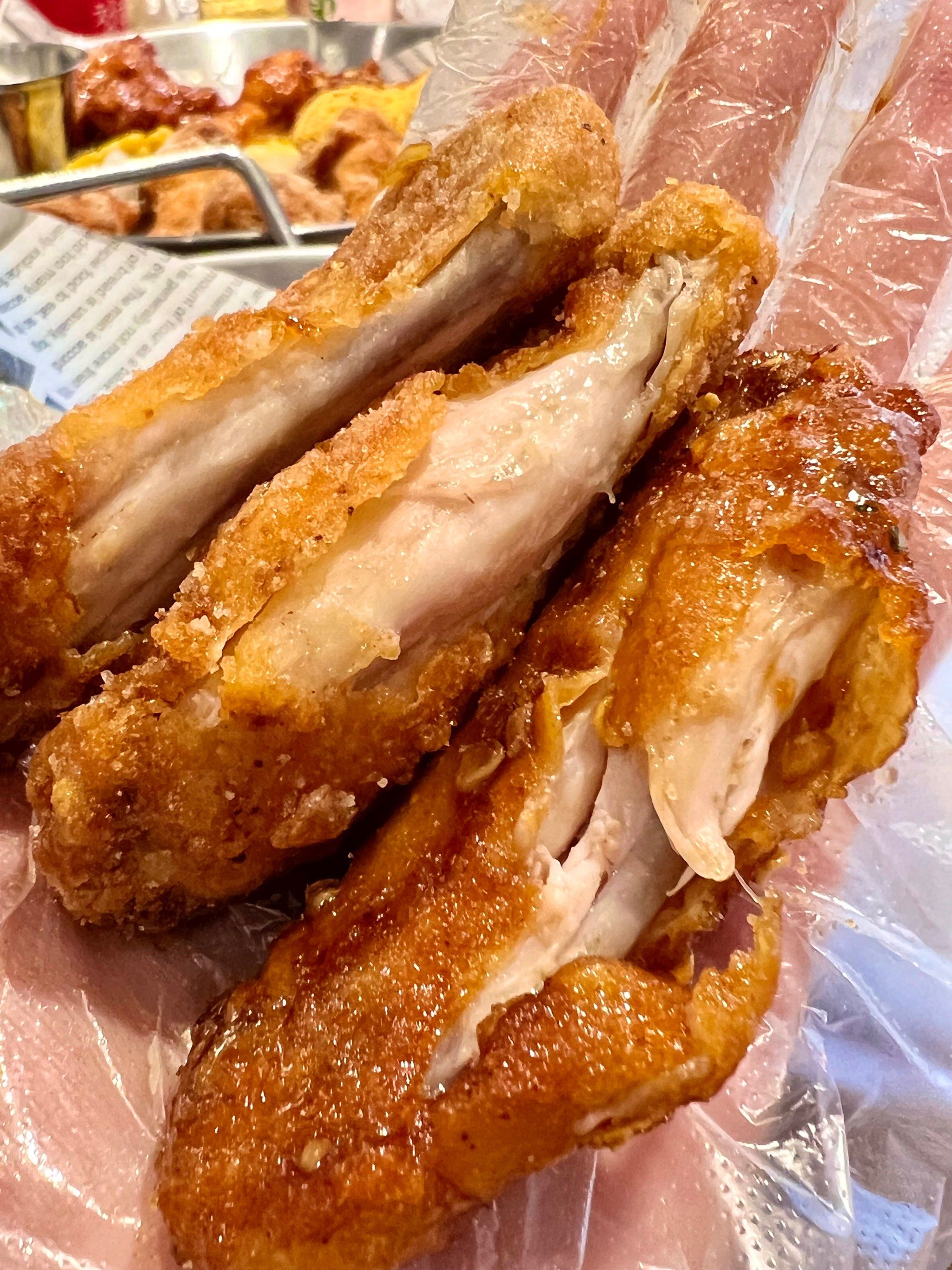 n半半炸鸡里面有两种口味的可以选
苏珀林克炸鸡甜口的吃起来亨多