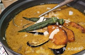 Sour Cream Curry Soup with Beef Brisket and Prawns