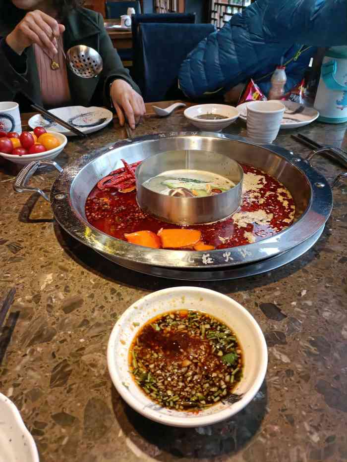 九庄火锅(徽州府店)-"第一次来歙县找朋友玩吃的火锅 中午没什.