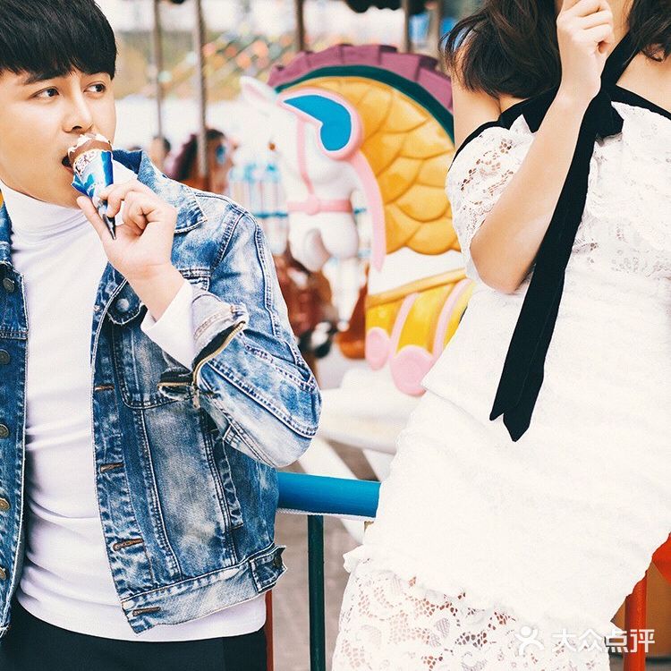 游乐场拍摄情侣写真也是不错的选择哦