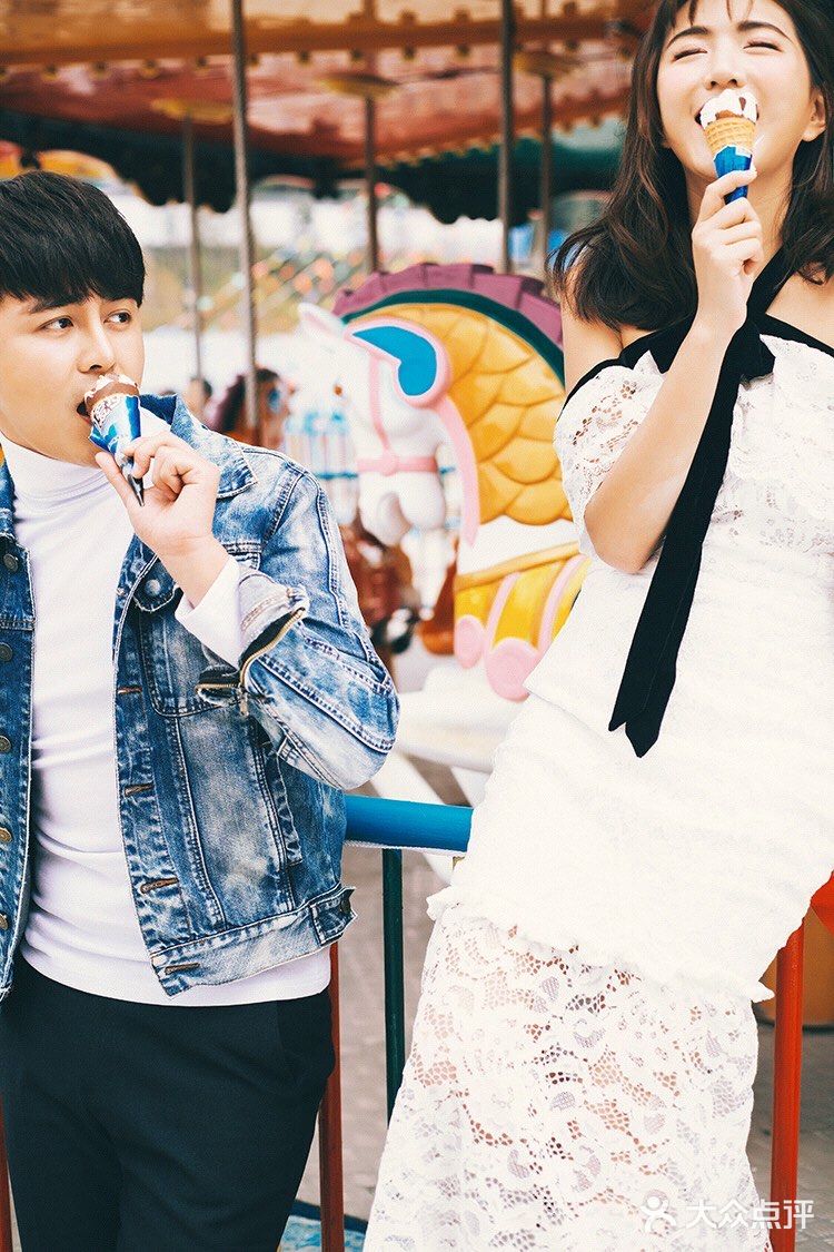 游乐场拍摄情侣写真也是不错的选择哦