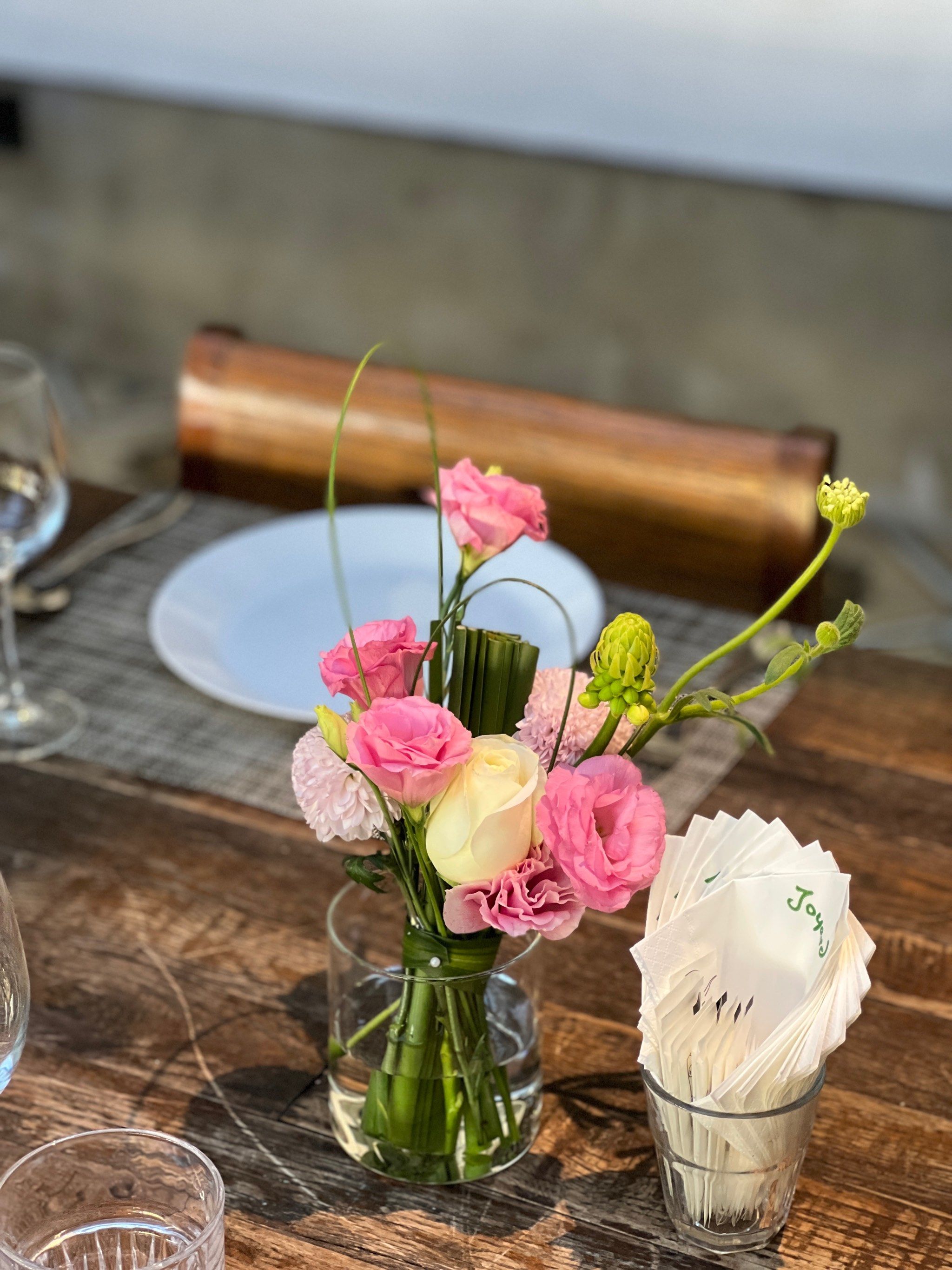 小预算餐桌花布置