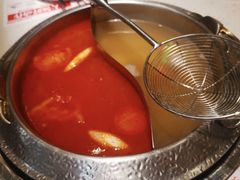 番茄牛尾鸳鸯汤-左庭右院鲜牛肉火锅(新梅广场店)