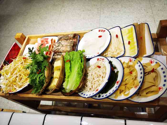 贤合庄卤味火锅(八佰伴店)-"三个人点了双人餐,上的第一份菜品是羊肉