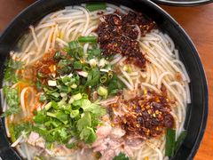 -鸿浩扒猪脚米线