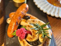 烤肠拼盘配酸椰菜-格鲁·秀色Georgia’s Feast