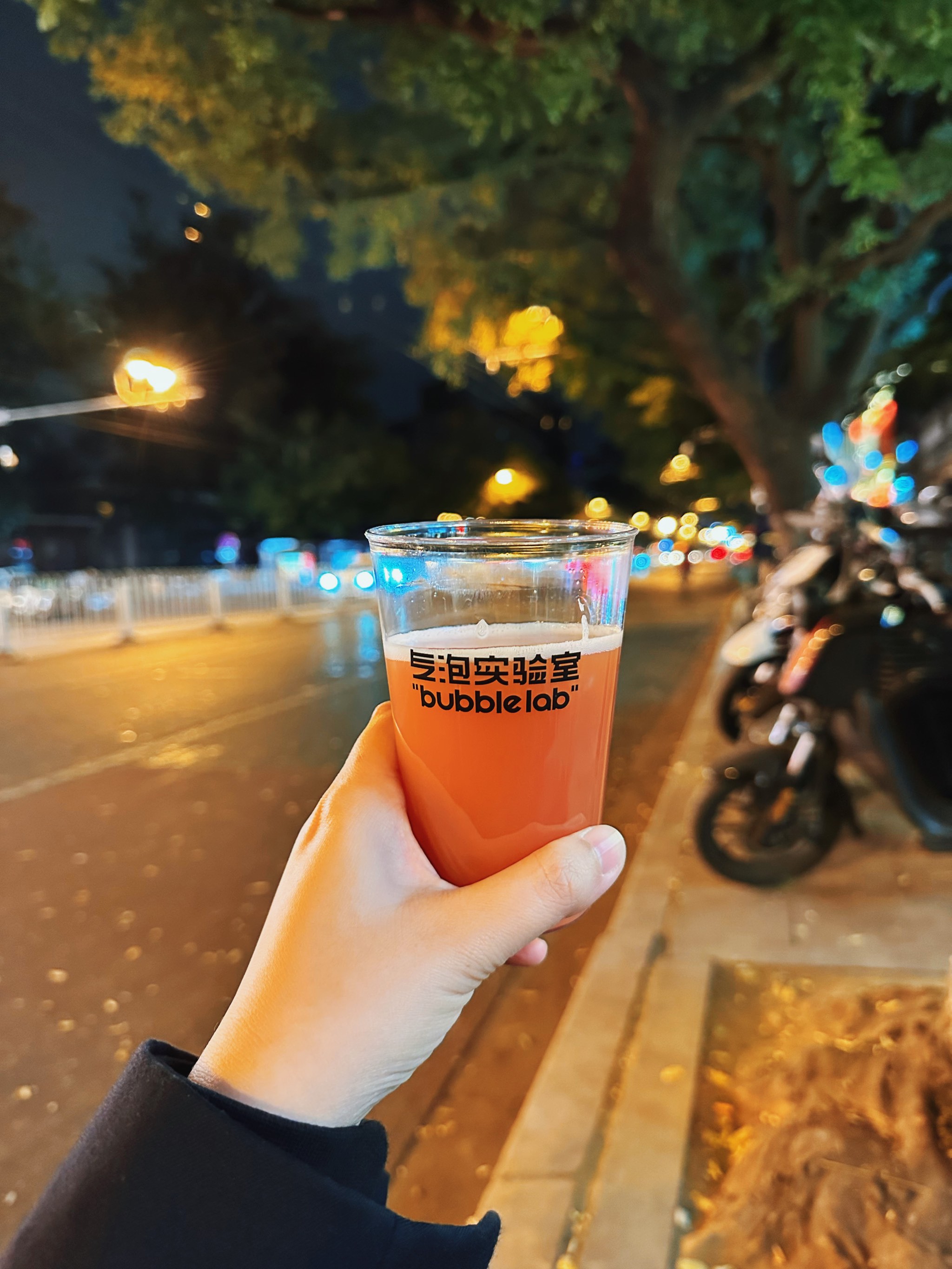 夜晚路边喝酒图图片