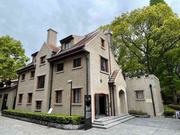 衡复艺术中心-"乌鲁木齐南路178号上的老洋房,一进去就.