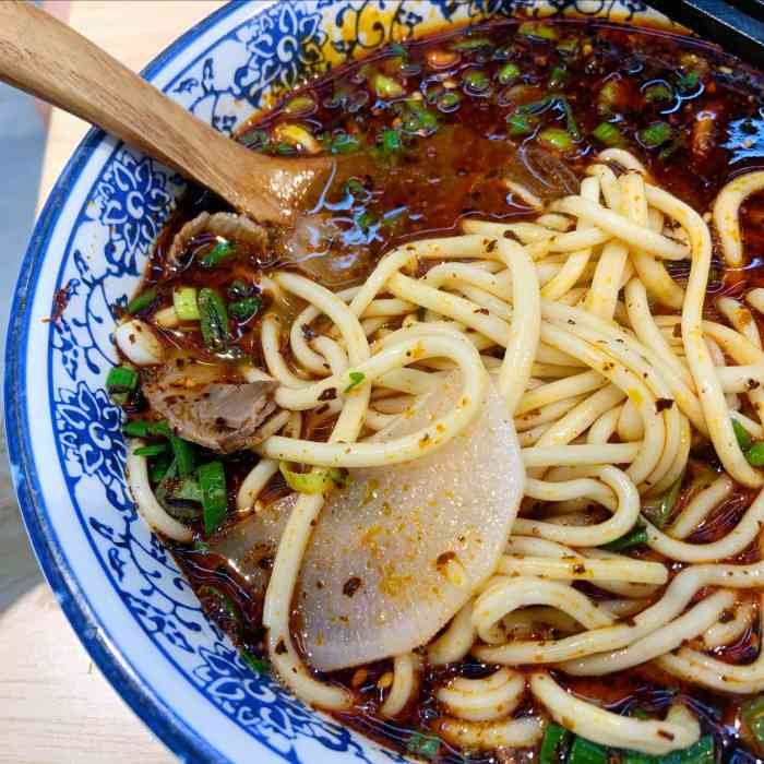 西固陈记牛肉面(绿地店)-"我是看到大众点评首页推送了这家的点评,看.