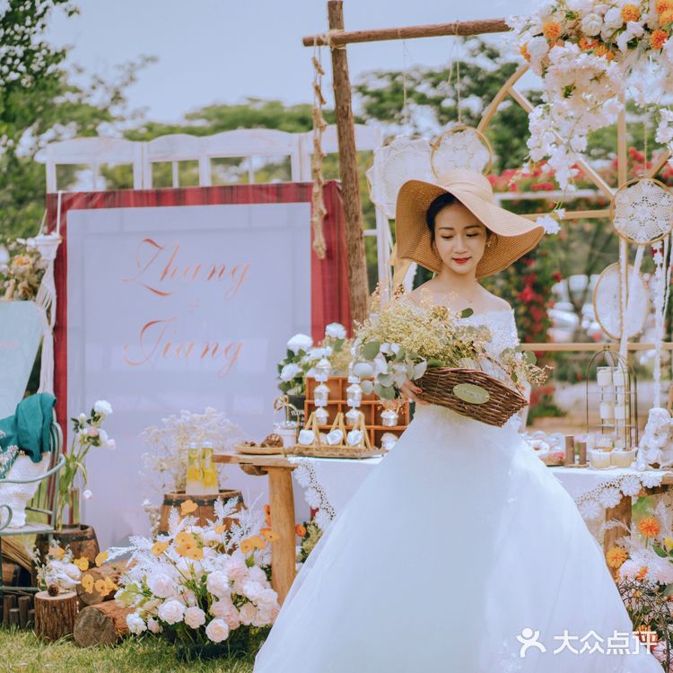 『草坪婚礼｜户外婚礼的绝美颜色』