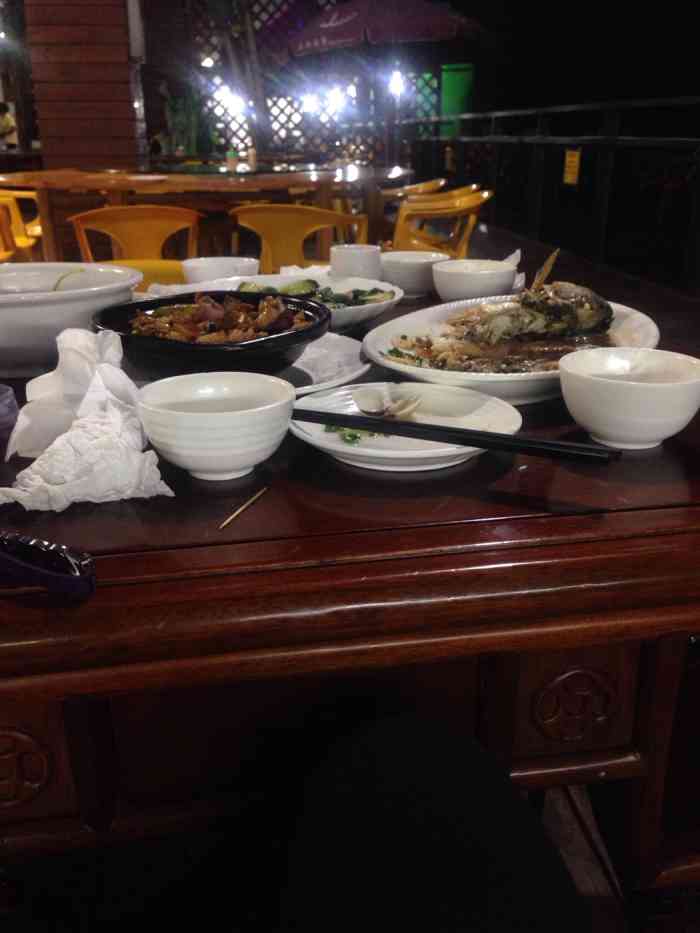打分 蛮不错,海鲜比较新鲜,鱼就马马虎虎了,服务态度也还可以!