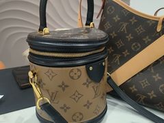 -聚云奢二手奢侈品黄金手表包包回收·中古店(三里屯总店)