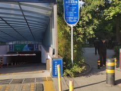 -枫蓝国际购物中心-地面停车场