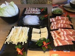 新鲜好吃的梅花猪肉、大白菜、金针菇，冻豆腐；和有土味的皖鱼片，有奇怪味道的冬粉。-小辉哥火锅(海上世界店)