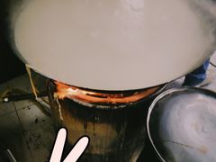 大锅正在煮豆浆-云南大锅豆浆店