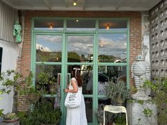 -Chom Cafe and Restaurant