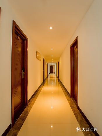 这间榻榻米房超喜欢，抬头入眼帘的便是罗浮山美景！