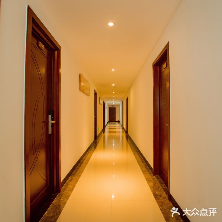 这间榻榻米房超喜欢，抬头入眼帘的便是罗浮山美景！