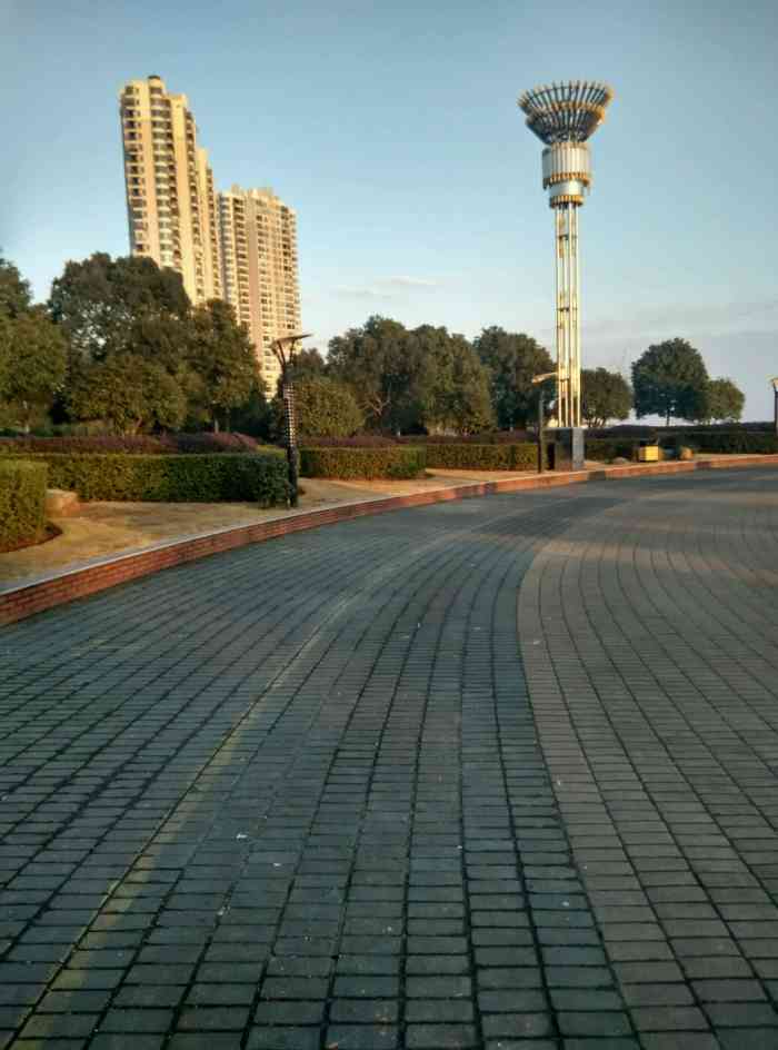 抚河河滨公园-"晚上人特别多,跳舞的老太太最多,吵死j.