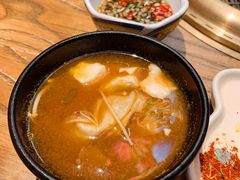 辣白菜海鲜豆腐汤-肉魁屋·烧肉·烧鸟·酒场(高新店)