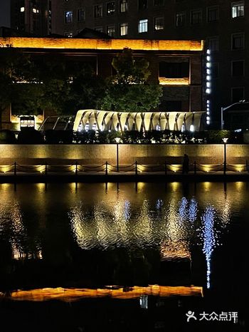 夜不再寂寞 河边人来人往 你快步流星 我在后面紧追