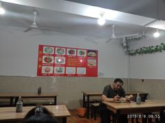 大堂-老字号杨坡红油米线腊汁肉夹馍(东四道巷店)