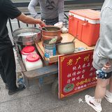 又遇上泡沫箱肠粉！酱料就是这个味儿！[调皮]