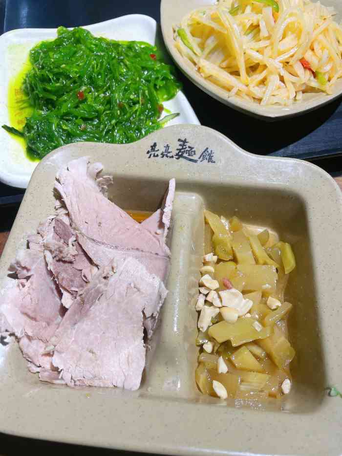 打分 爱好吃面被朋友推荐来的亮亮拉面. 店内很大,环境很有格调.