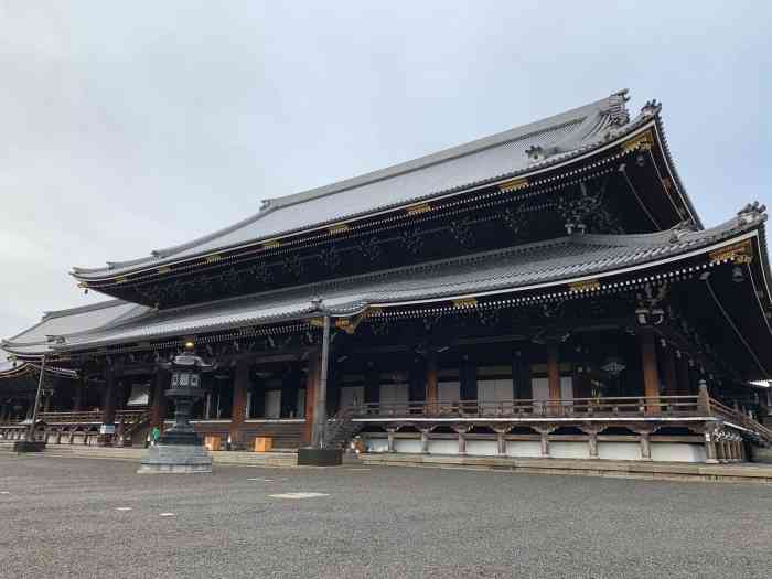 东本愿寺"原本为一体的本愿寺,被分割成了东西本愿寺.