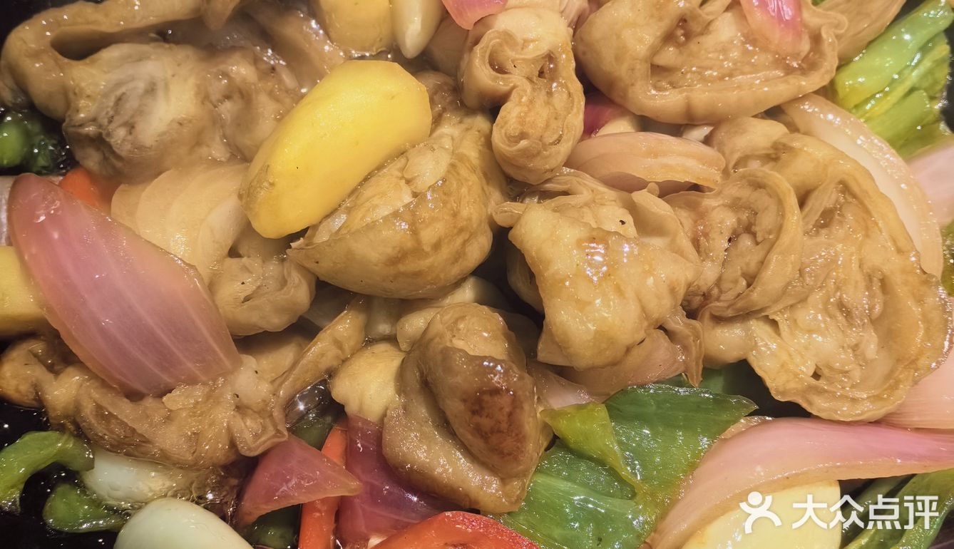 打开新世界大门。「港式腊味煲仔饭」煲仔饭酱油拌好
