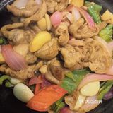 打开新世界大门。「港式腊味煲仔饭」煲仔饭酱油拌好