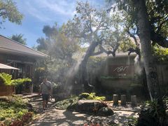 -Chom Cafe and Restaurant