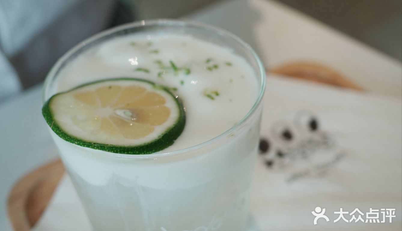 杯子盘子装得全都是可爱