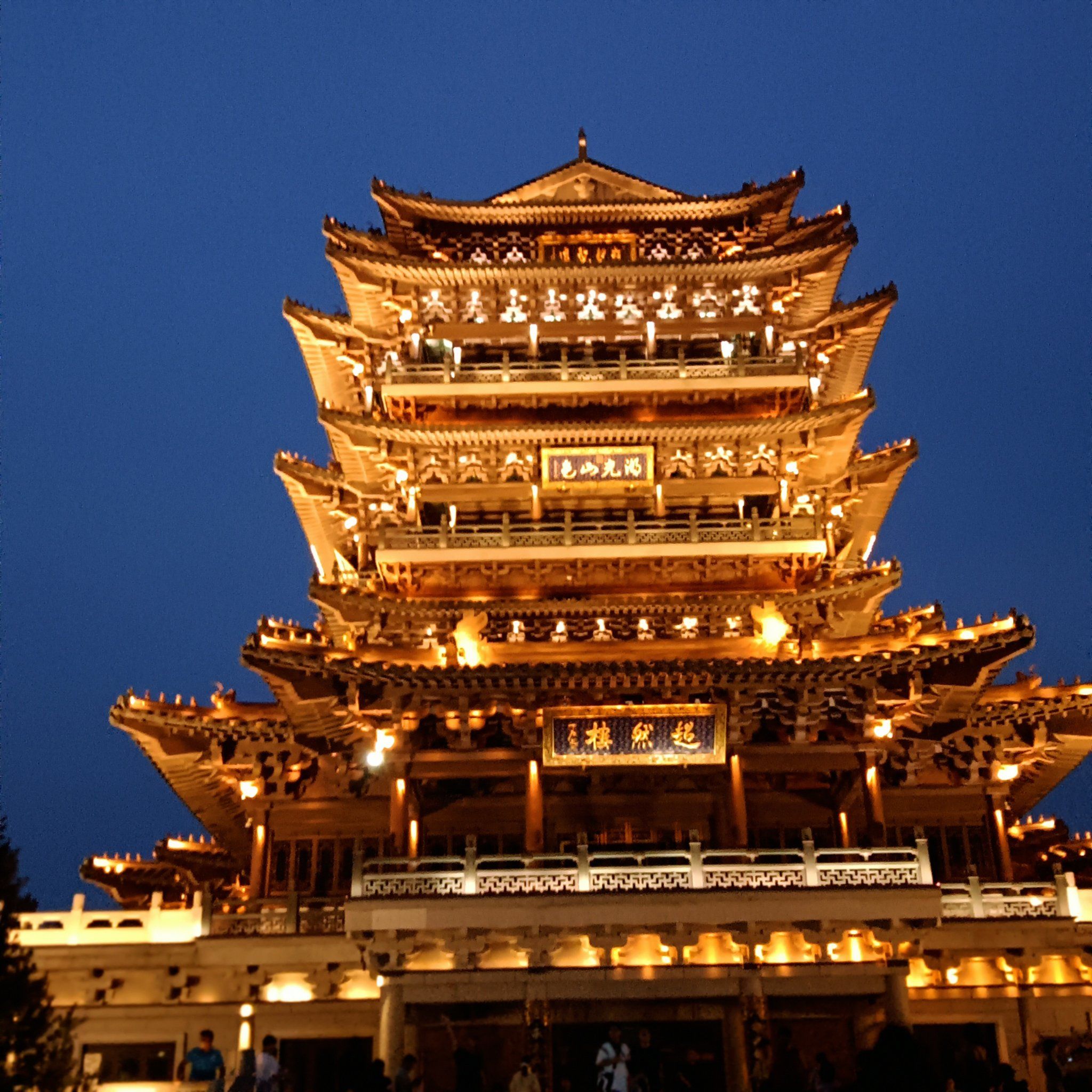 济南晚上观看超然楼灯展,.人潮涌动,摩肩