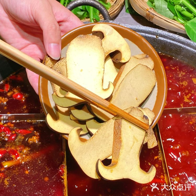 发现一家新开的社区火锅店，位于光环购物中心的附近
