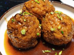 鸭蛋黄狮子头-梅飞酒家(名辉豪庭店)