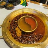 桌与桌之间有一定的空间。菜品