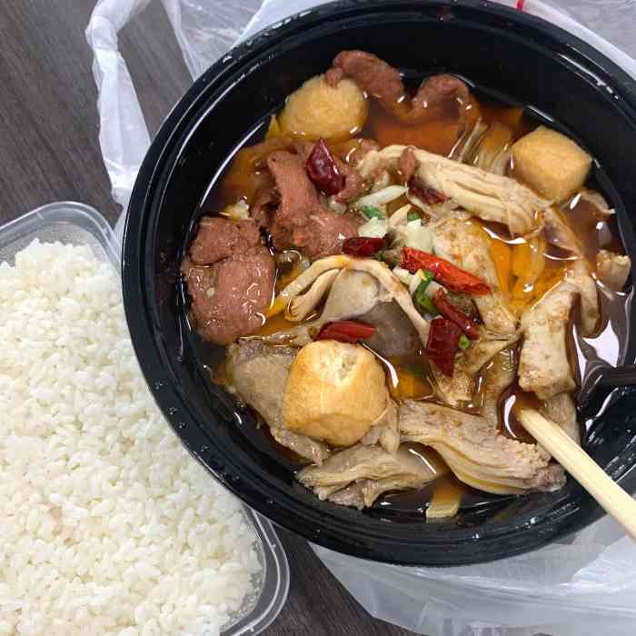 辣些年椒麻鸡藤椒鱼米饭-"今天4人在公司点的外卖,这是第4次叫了,.