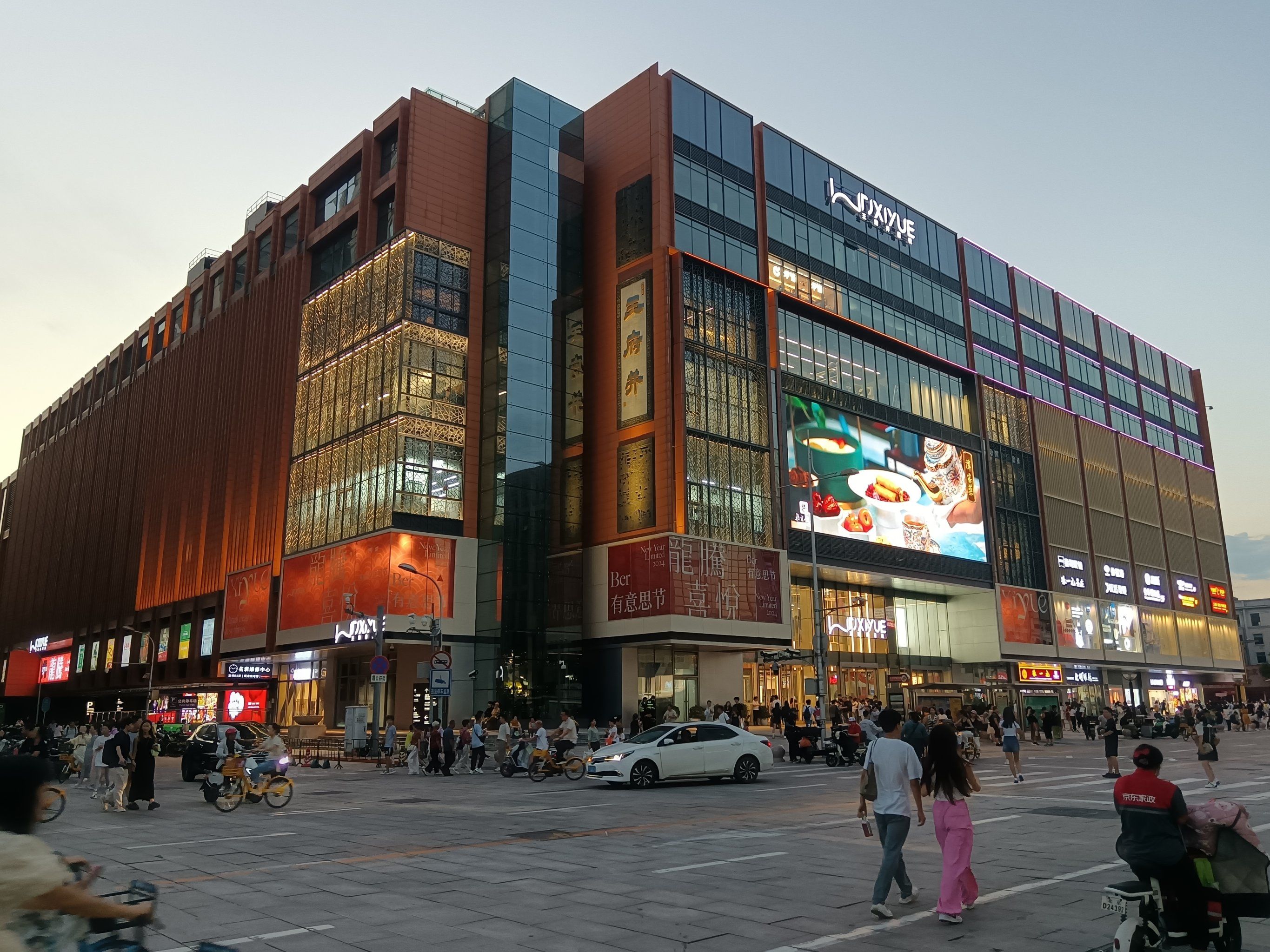 王府井大街在北京的地位虽然没有以前高了,但依然是旅游者必逛的商业