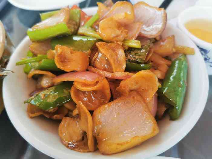 会同村里面的一家会同村里面有不少泥煨鸡这一家看起来还蛮好看的去的