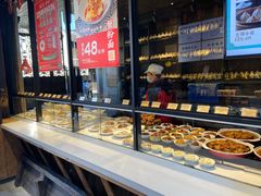面包甜点陈列柜-新万鑫银丝面·非遗无锡味(惠山古镇店)