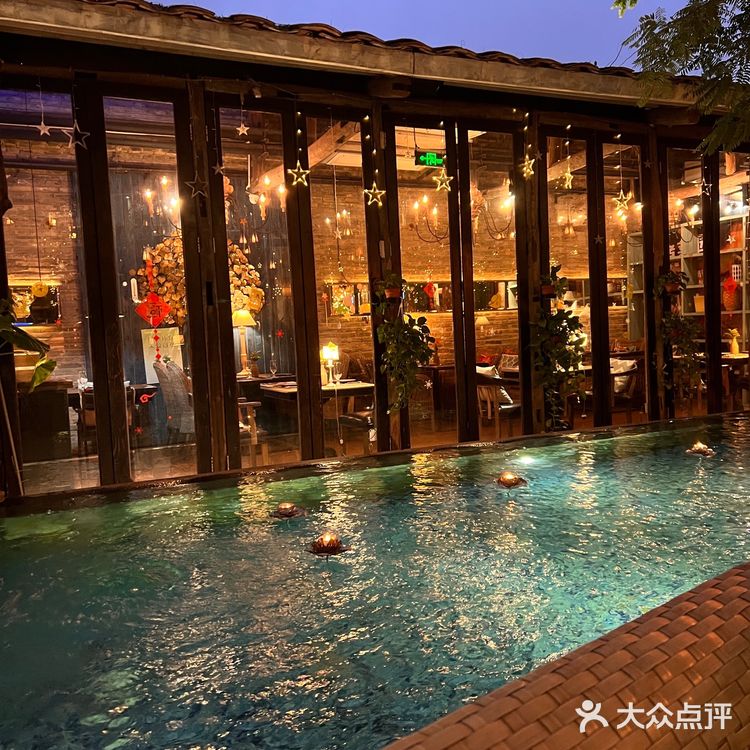 南宁探店|氛围感泳池餐厅